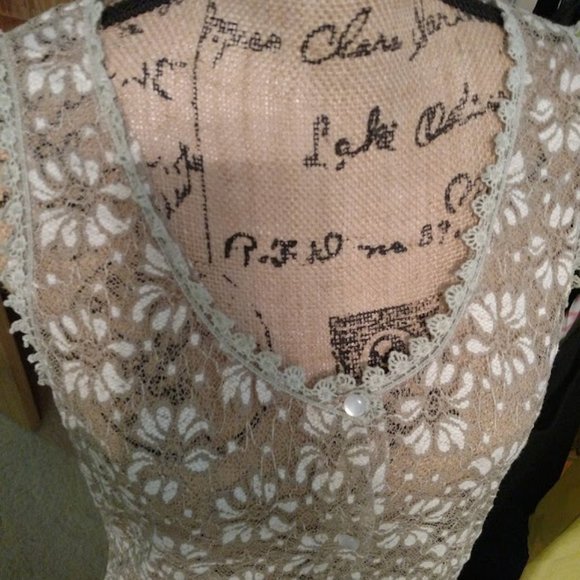 Young Essence Lace Button Up Sleeveless Top - Picture 4 of 8